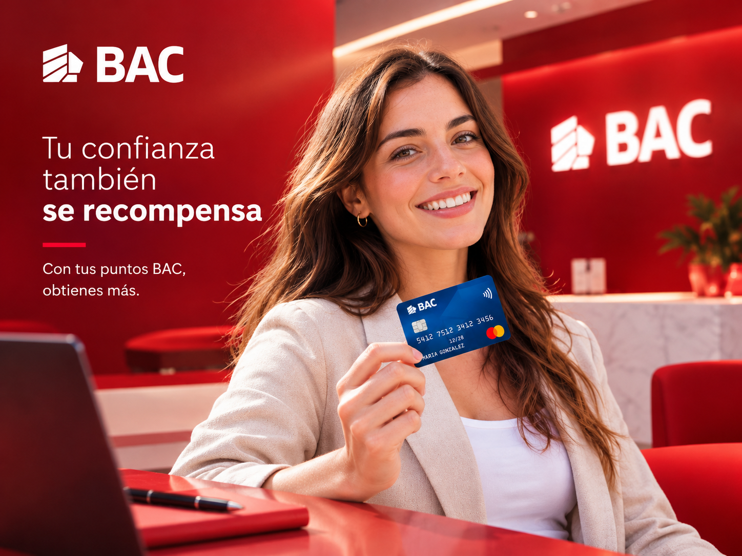 Cliente mostrando una tarjeta BAC azul frente a una sucursal